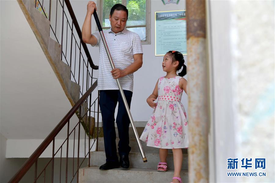 （中国网事·感动2019·图文互动）（10）乡村教师高自仁：60多根拐杖，撑起42年教学路