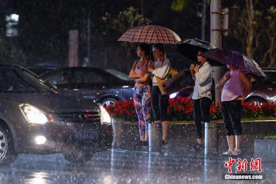 4月11日晚，街头行人撑伞挡雨。当晚，广州市区出现强降水和雷雨大风等强对流天气。<a target='_blank' href='http://www.chinanews.com/'><p  align=