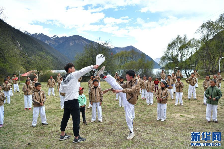 （体育）（7）西藏自治区公益跆拳道素质拓展训练营开营