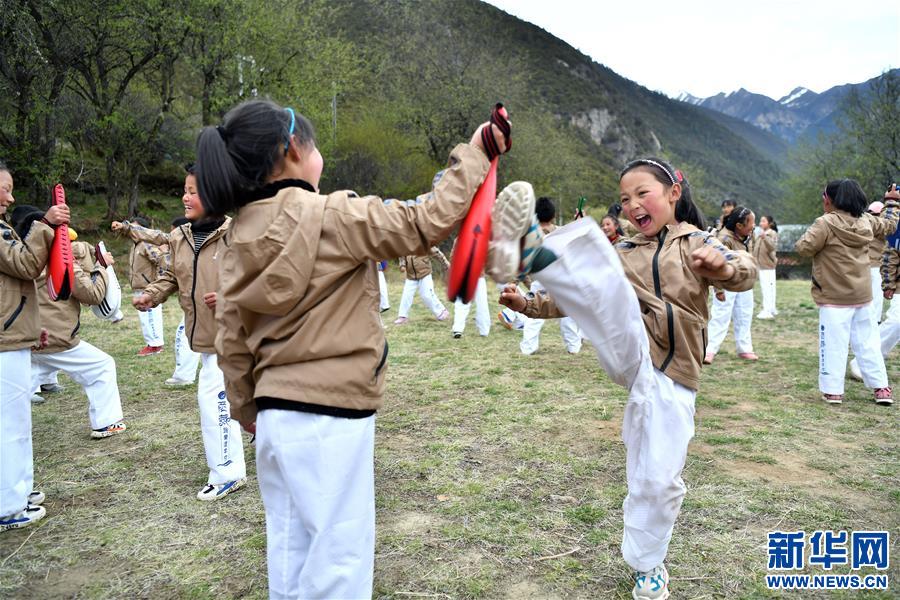 （体育）（8）西藏自治区公益跆拳道素质拓展训练营开营