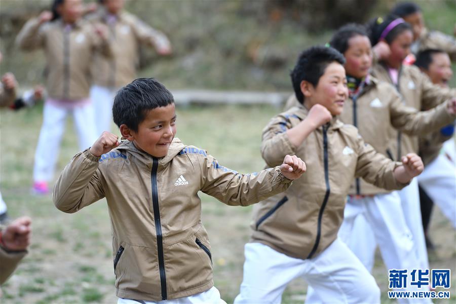 （体育）（9）西藏自治区公益跆拳道素质拓展训练营开营