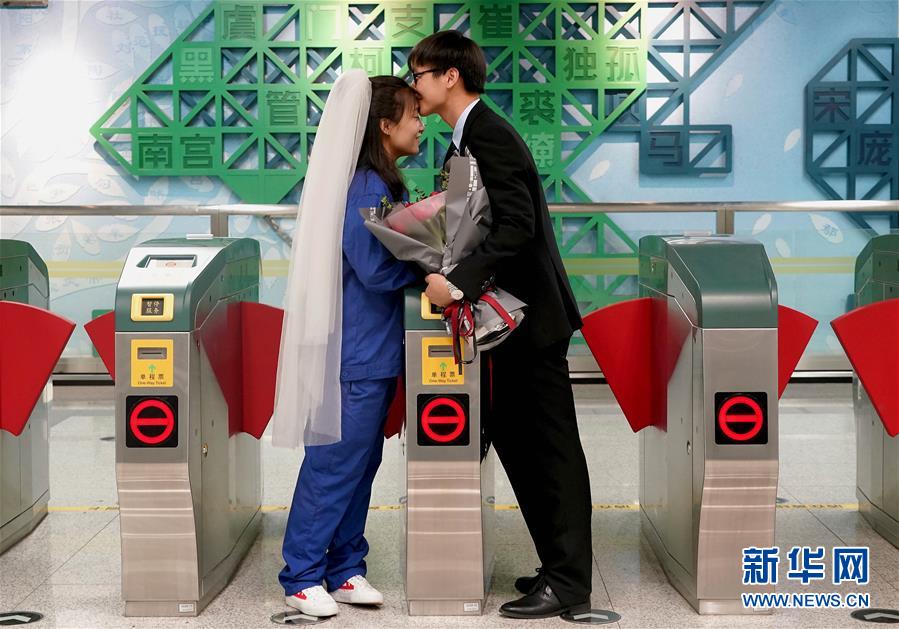 （鏡觀中國·新華社國內新聞照片一周精選）（11）浪漫地鐵