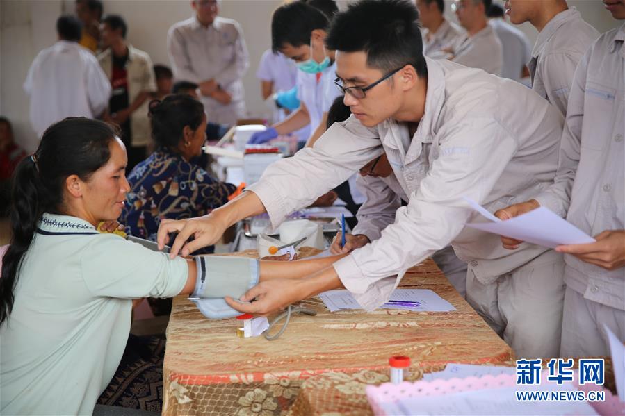 （国际·图文互动）（3）通讯：中国公司带来了医疗队——中老合作水电站在老挝村寨组织体检、义诊