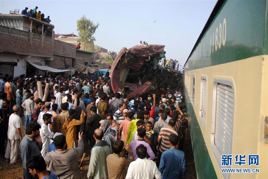 （国际）（1）巴基斯坦南部两火车相撞致3死多伤
