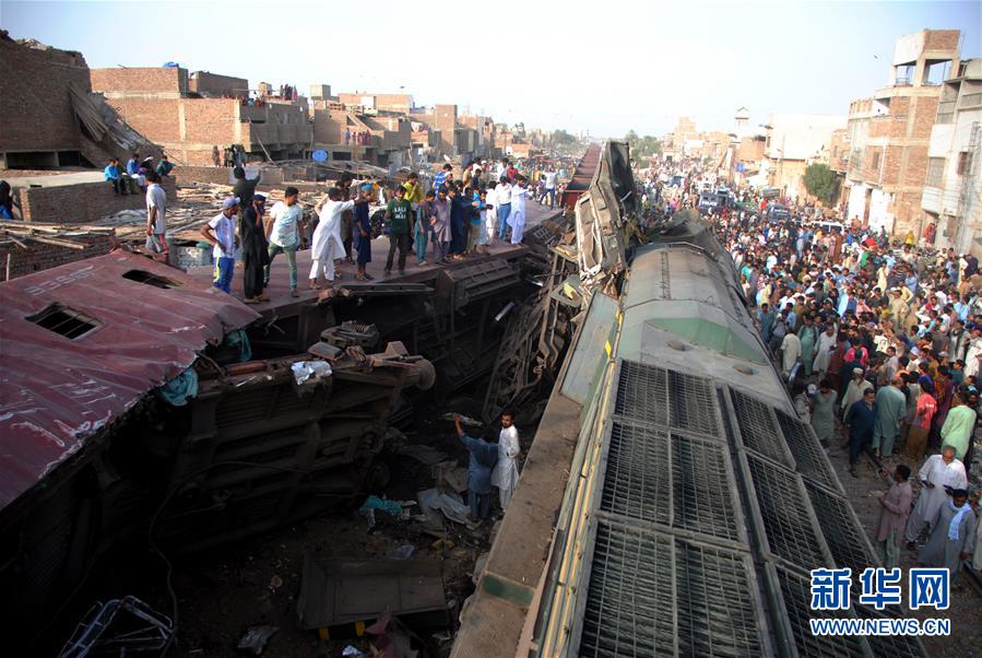 （国际）（4）巴基斯坦南部两火车相撞致3死多伤