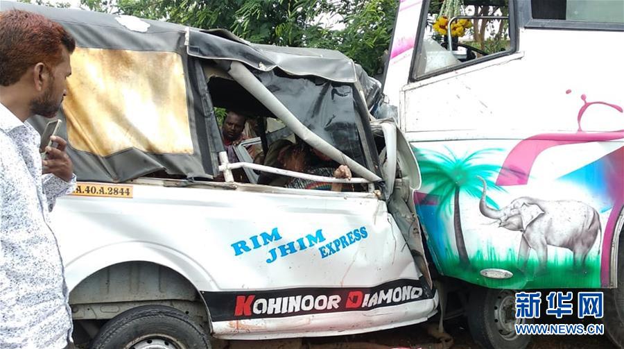 （国际）（1）印度公交车和小货车相撞造成12人死亡