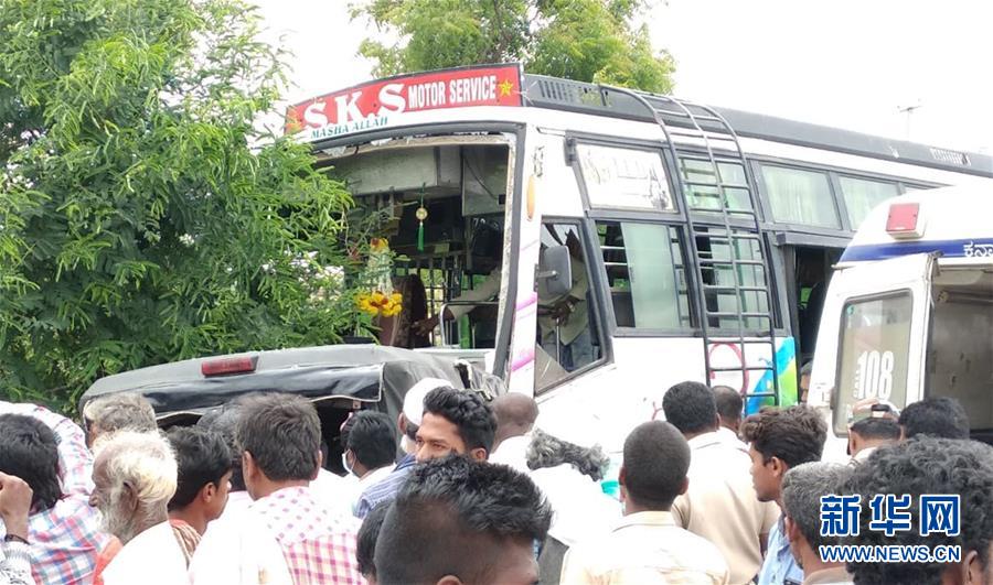 （国际）（2）印度公交车和小货车相撞造成12人死亡