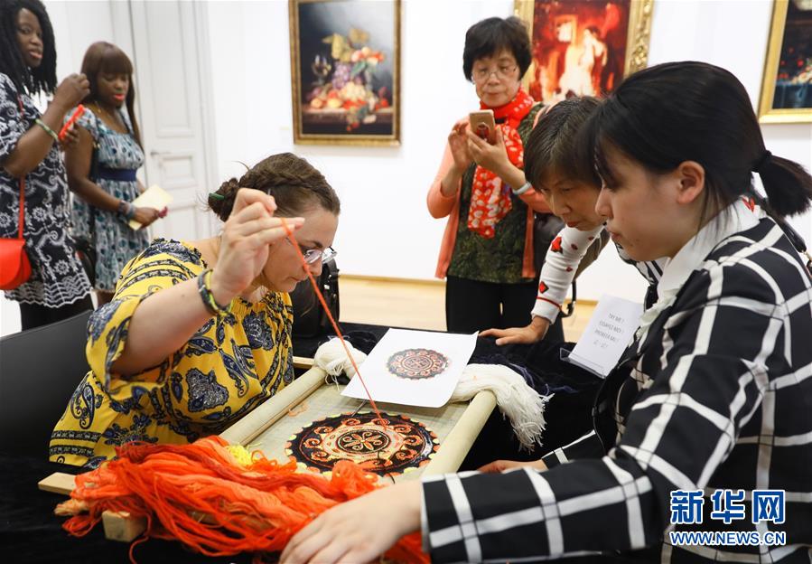 （国际·图文互动）（4）上海绒绣欧洲交流展在布鲁塞尔开幕