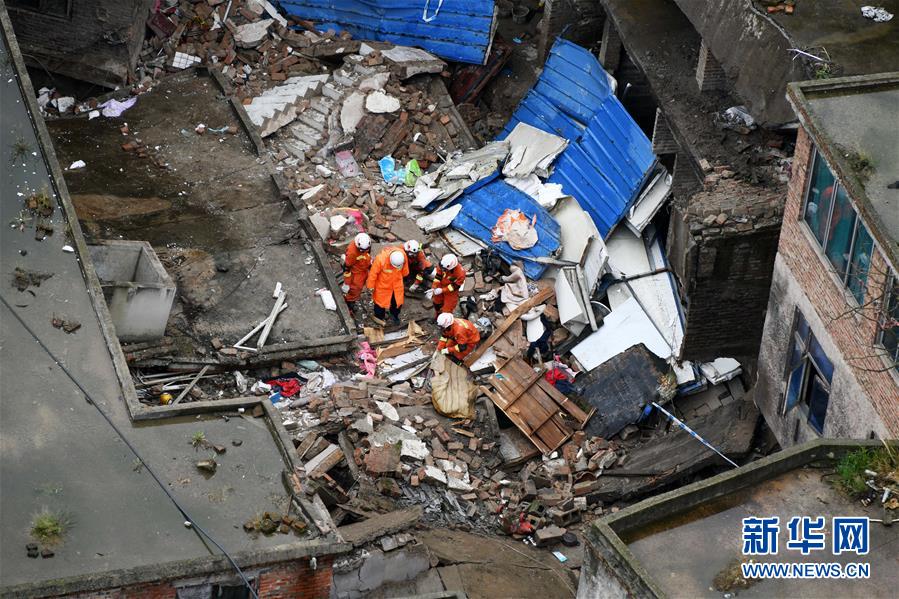 （新华网）（1）贵阳一栋3层民房垮塌有人被困 救援正在进行