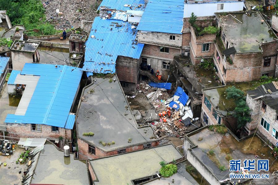 （新华网）（2）贵阳一栋3层民房垮塌有人被困 救援正在进行