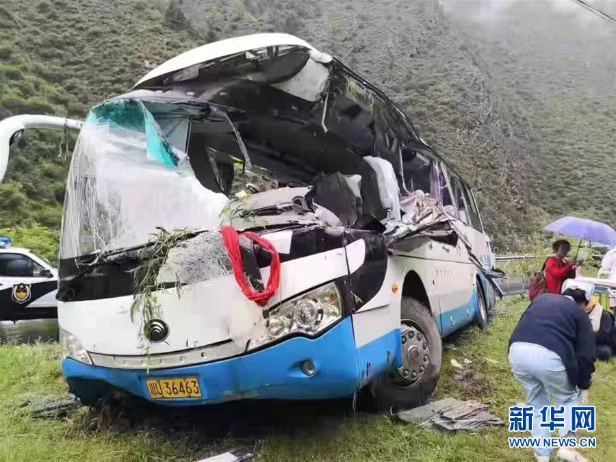 （新華網）四川阿壩州一旅遊大巴被飛石擊中致3人死亡4人失聯