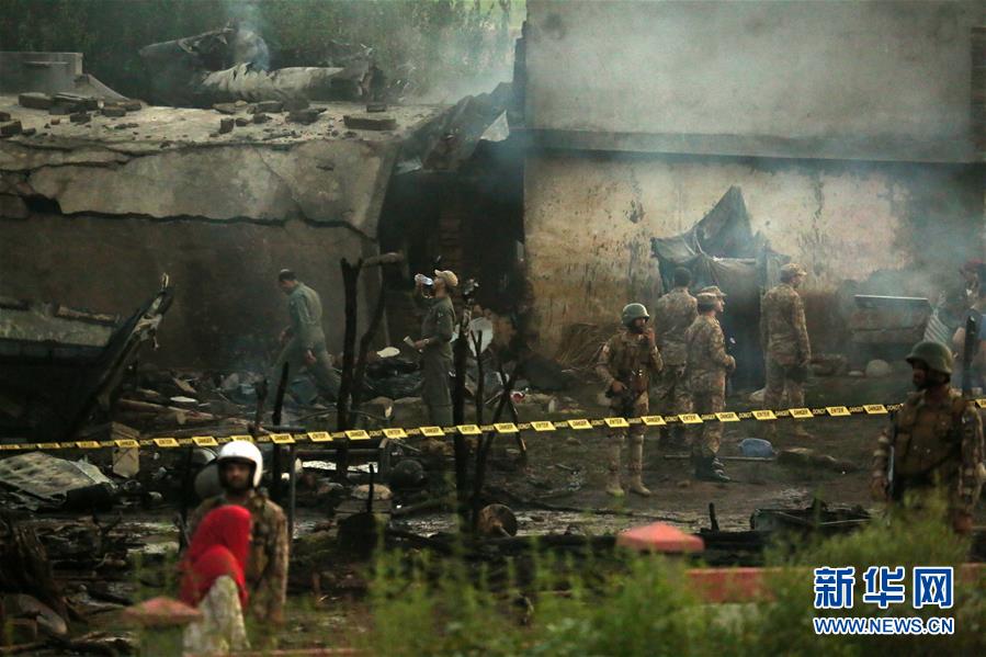 （国际）（7）一架小型军用飞机在巴基斯坦坠毁