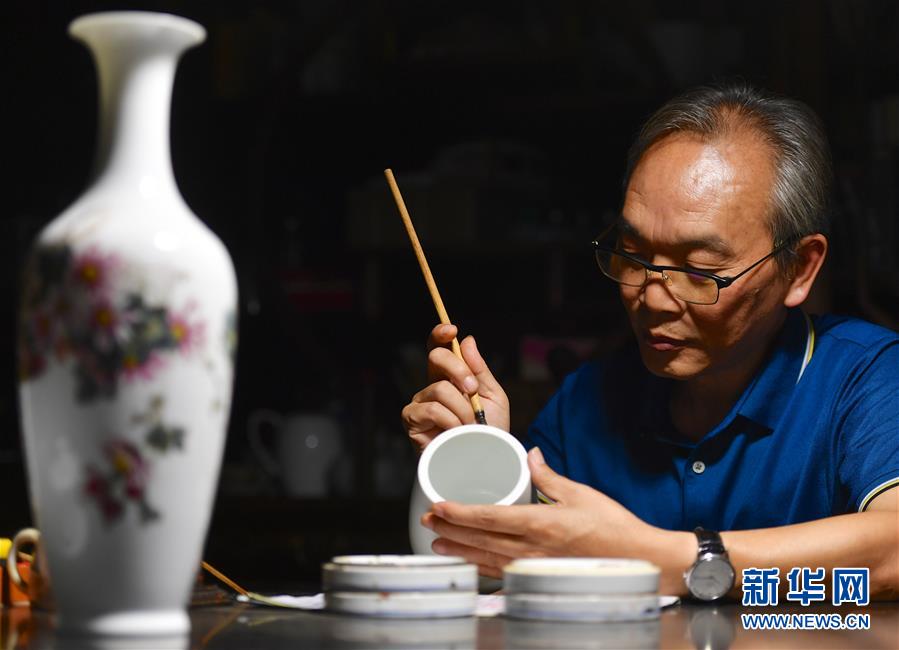 （图片故事）（1）陶瓷艺人毛光辉：丹青妙手绘匠心