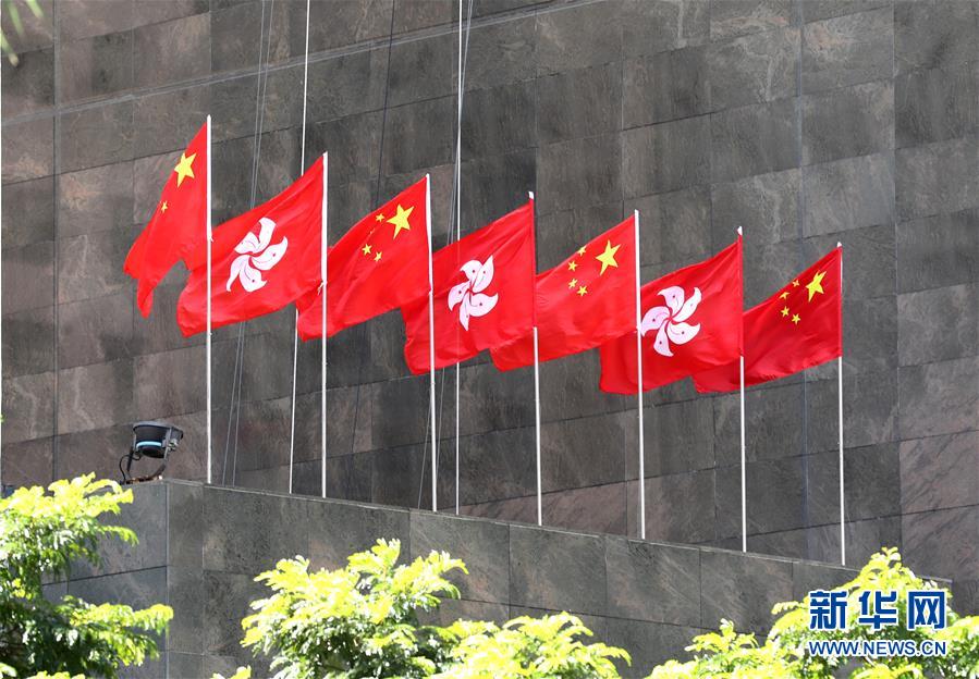 （圖文互動）（6）特寫：五星紅旗在香港高高飄揚