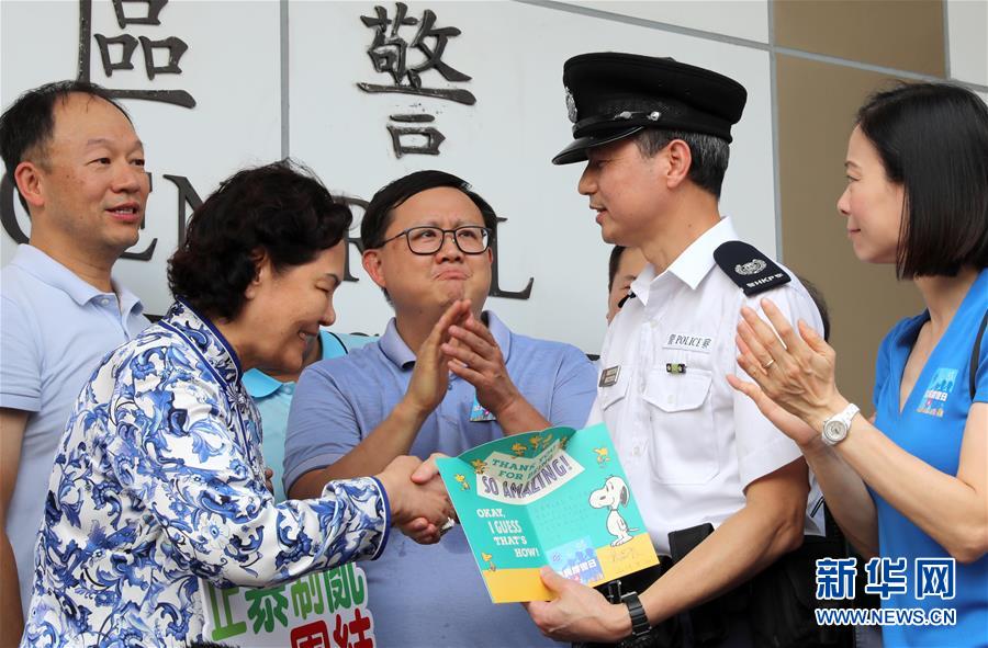 （图文互动）（2）特写：“阿sir加油”——香港市民自发集会支持警方