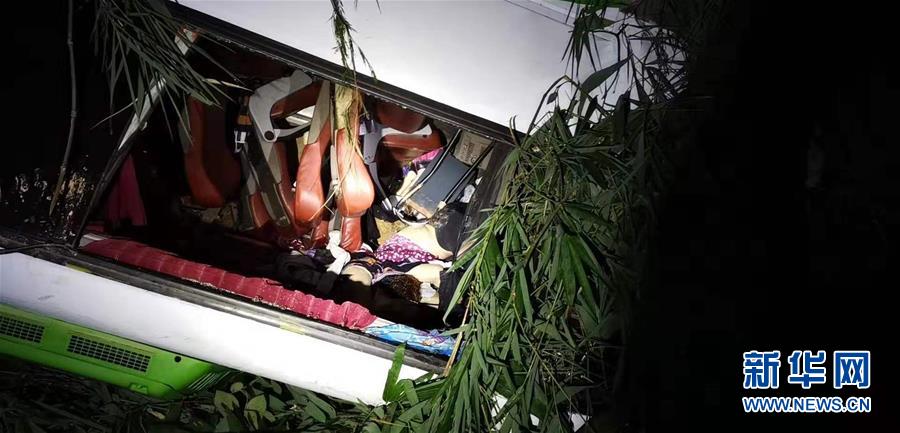 （国际）（3）中国旅游团在老挝遭遇车祸多人伤亡