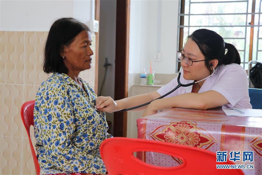 （国际·图文互动）（2）通讯：中国医生来到我家门口——记江苏泰州医疗队在柬埔寨送医下乡