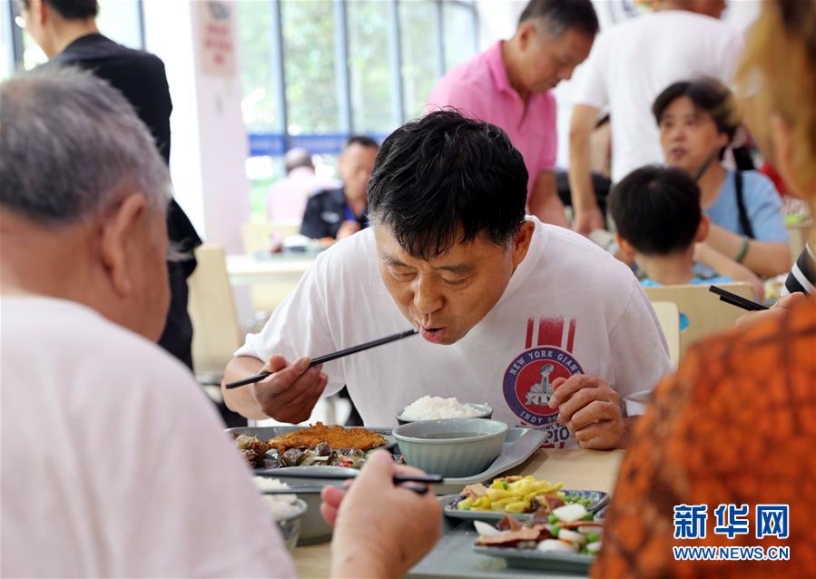 上海:社区食堂价廉味美 为老助餐方便居民