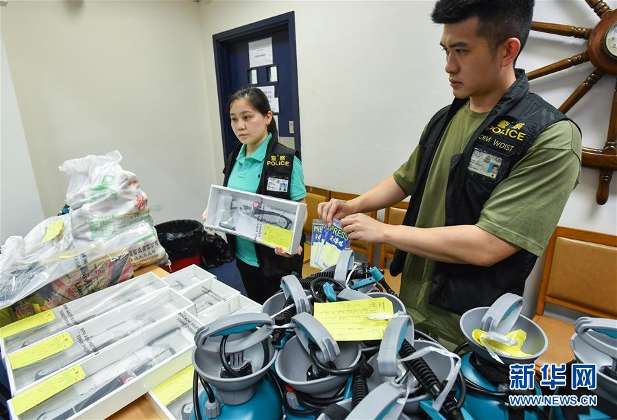 （港澳台·图文互动）（2）香港警方8月31日在港岛西区拘捕8人 涉嫌藏有攻击性武器