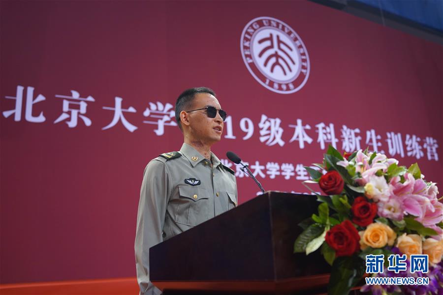 （图文互动）特写：“让我来”——“排雷英雄战士”杜富国与北京大学新生交流见闻