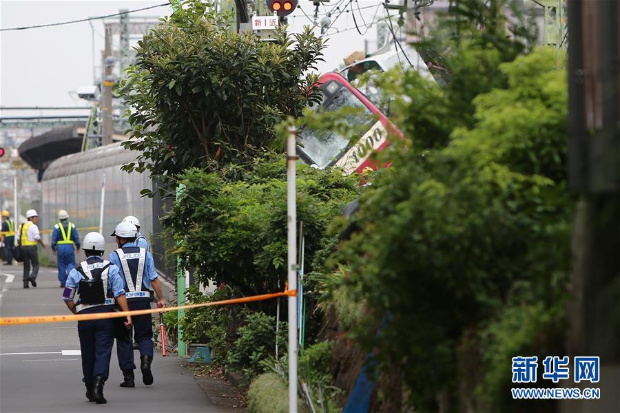 （国际）（3）日本神奈川县一电车与卡车相撞致1死34伤