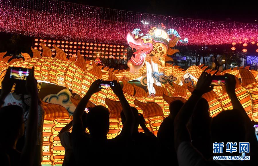 （社會）（5）香港舉行中秋彩燈會
