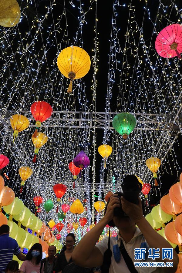 （社会）（8）香港举行中秋彩灯会