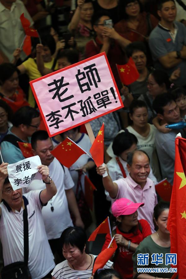 （圖文互動）（6）“你不是一個人在唱國歌”——香港市民合唱國歌聲援被襲教師