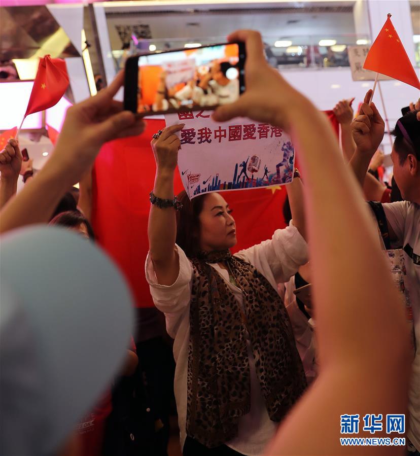 （圖文互動）（9）“你不是一個人在唱國歌”——香港市民合唱國歌聲援被襲教師
