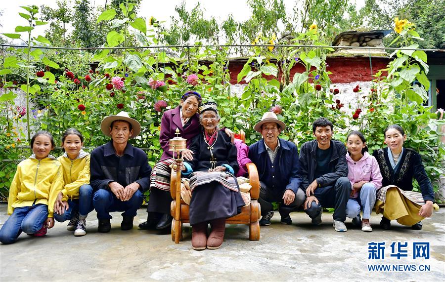 （决战决胜脱贫攻坚·图文互动）（6）机杼奏响致富路——西藏108岁老人索朗卓玛一家三代人脱贫记
