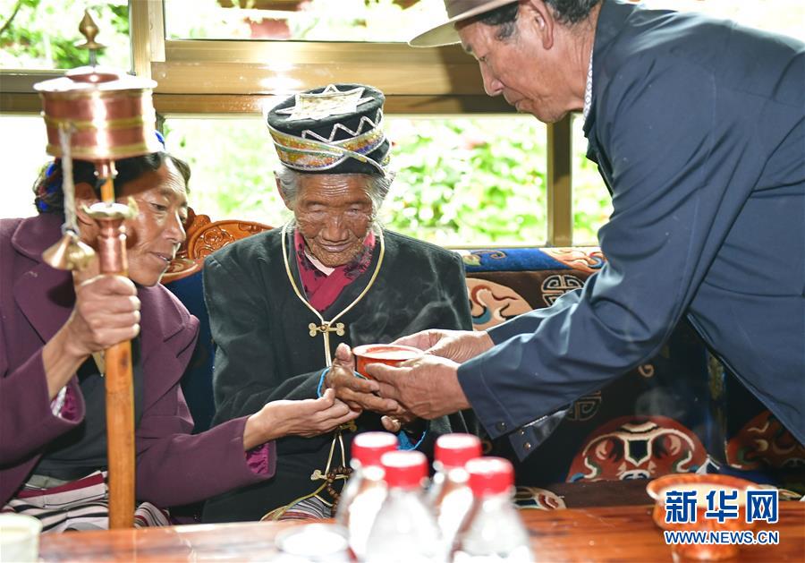 （决战决胜脱贫攻坚·图文互动）（4）机杼奏响致富路——西藏108岁老人索朗卓玛一家三代人脱贫记