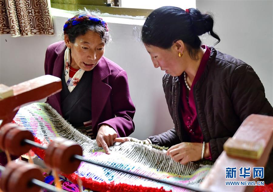 （决战决胜脱贫攻坚·图文互动）（7）机杼奏响致富路——西藏108岁老人索朗卓玛一家三代人脱贫记