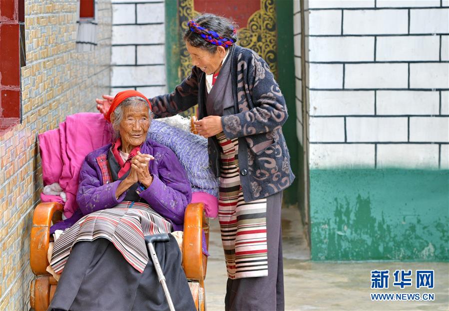 （决战决胜脱贫攻坚·图文互动）（1）机杼奏响致富路——西藏108岁老人索朗卓玛一家三代人脱贫记