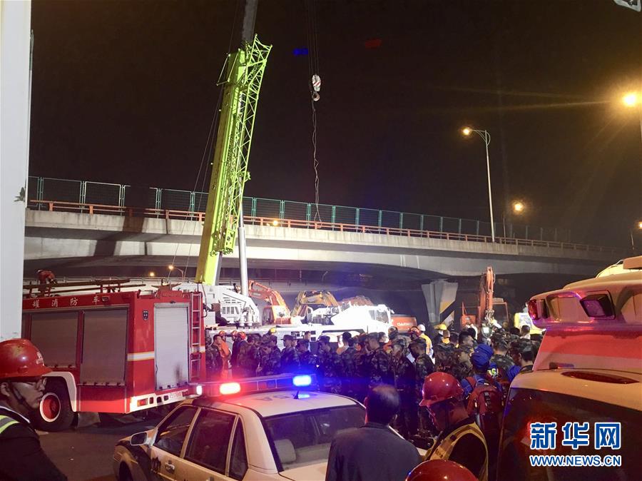（突发事件）（1）无锡一高架桥桥面倒塌 三辆小车被压