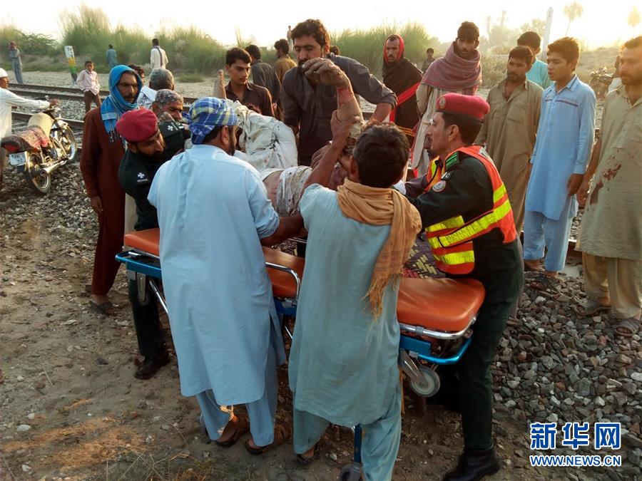 （国际）（4）巴基斯坦一旅客列车起火 导致至少65人死亡