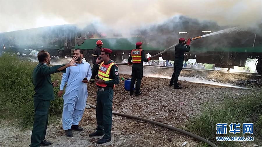 （国际）（3）巴基斯坦一旅客列车起火 导致至少65人死亡
