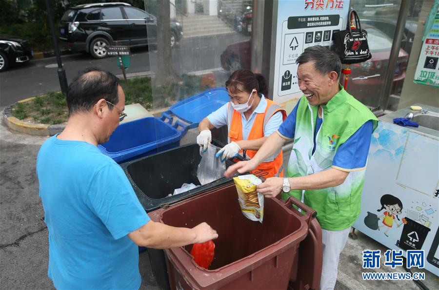 （新华全媒头条·图文互动）（6）上海：“三只桶”里看变化