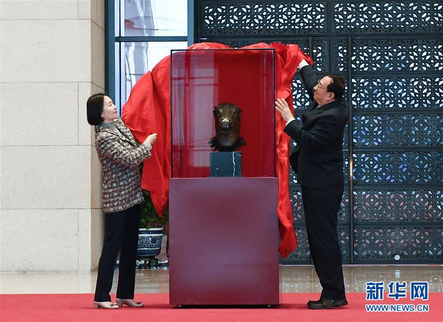 （文化）（1）圆明园马首铜像捐赠仪式在京举行