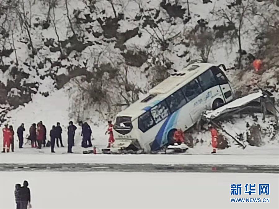（突發事件）（2）吉林通化一客車墜落江邊 已致4人死亡多人受傷