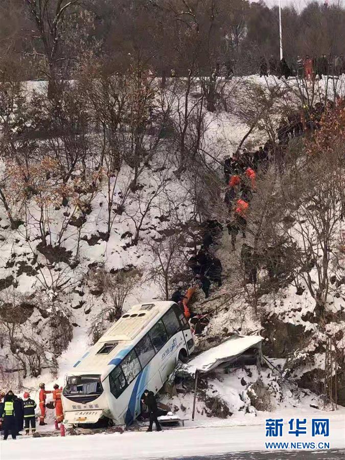 （突发事件）（1）吉林通化一客车坠落江边 已致4人死亡多人受伤