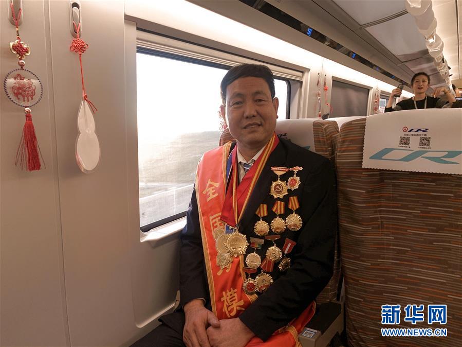 （圖文互動）（2）特寫：那些內蒙古首條進京高鐵上的人