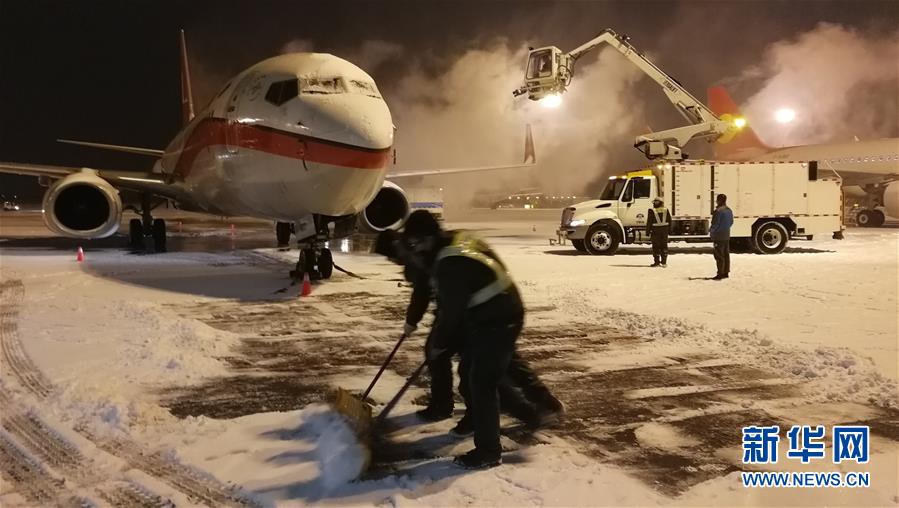（社會）（3）天津機場連夜除雪保出行