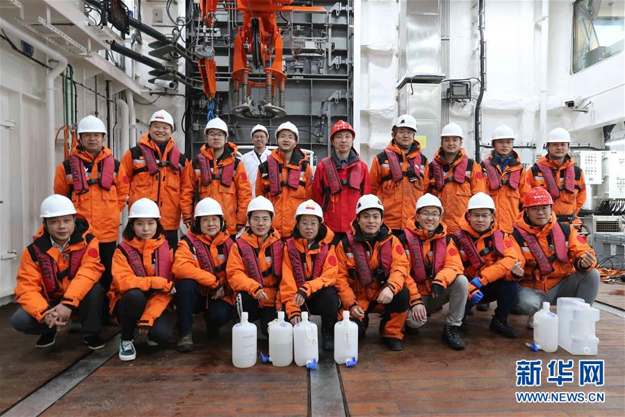 （“雪龙”探南极·图文互动）（4）中国南极考察队完成宇航员海采集水样作业