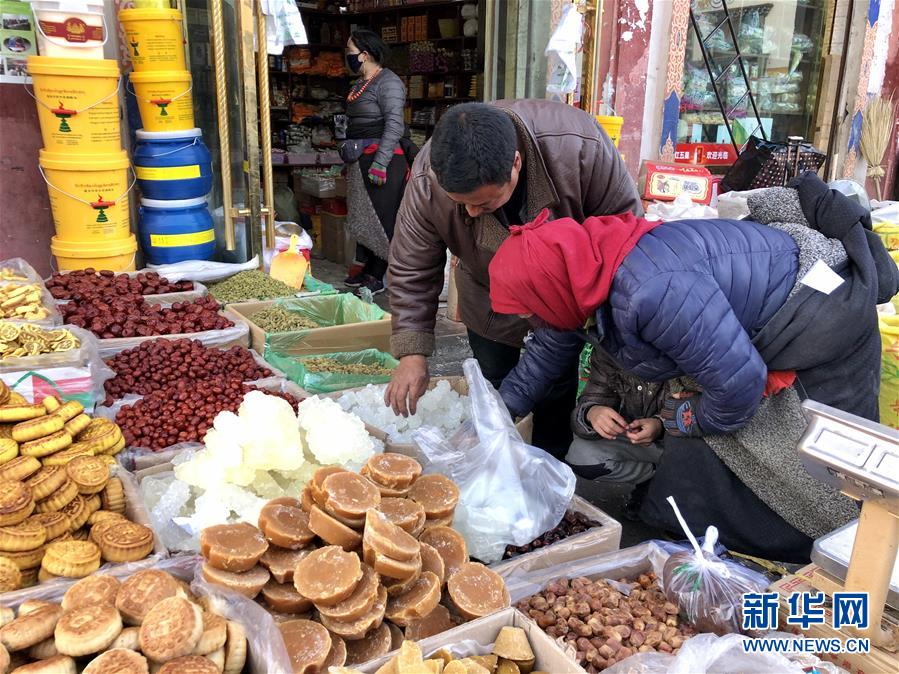 （新春走基层·图文互动）（1）“只要备好年货，新的一年就可以风调雨顺”——腊月藏区年货市场见闻