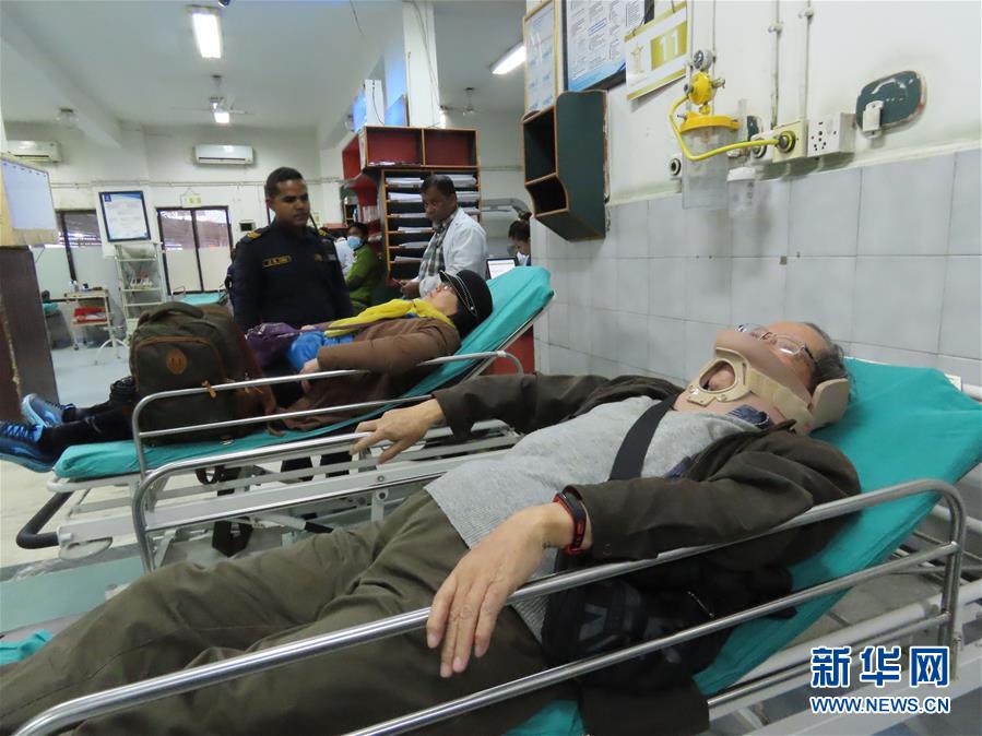 （国际）（3）25名中国游客在尼泊尔遭遇车祸受轻伤