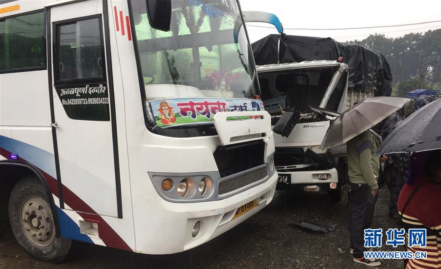 （国际）25名中国游客在尼泊尔遭遇车祸受轻伤