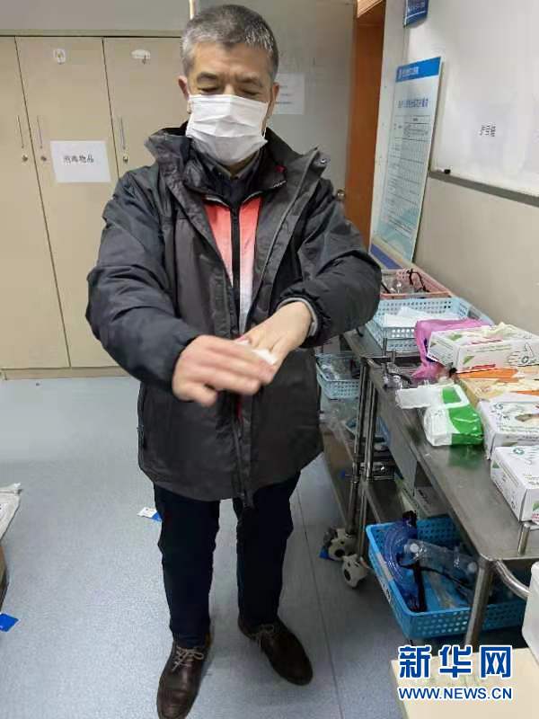 （新华全媒头条·图文互动）（3）战红区！——发生在武汉抗疫隔离病房内的故事