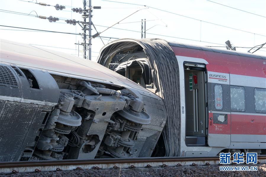 意大利北部发生高铁列车脱轨事故 两人死亡多人受伤