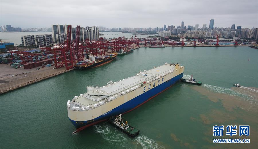 （經濟）（1）海南自貿區首艘汽車外貿船安全靠泊海口港