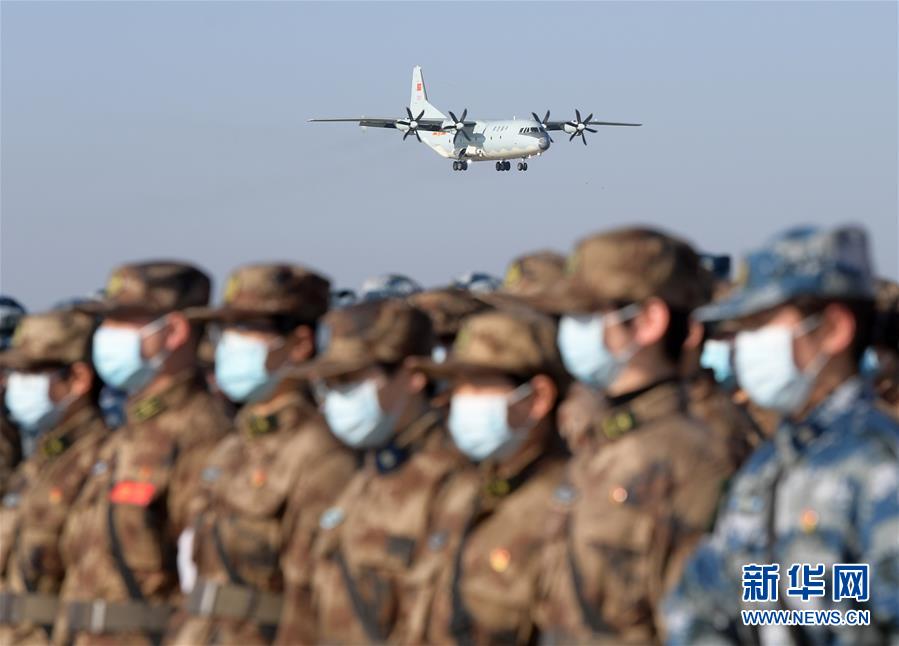 （聚焦疫情防控·圖文互動）（1）空軍第四次向武漢大規模空運醫療隊員和物資